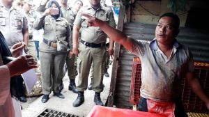 Melawan, Pedagang Adu Mulut dengan Petugas saat Penertiban Pasar Parit I Kualatungkal