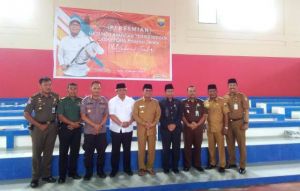 Fahrori Resmikan Lapangan Tenis Indoor