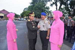 Kapolda Jambi Sematkan Kenaikan Pangkat AKBP Zainal Arifin