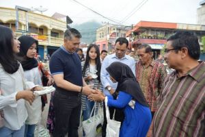 Blusukan Pasar, Emak-emak Histeris Sambut Fasha