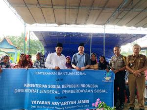 Bersama Ihsan Yunus, Yayasan Asy’Ariyah Ibru Salurkan Bantuan Sembako Kemensos untuk 300 Warga