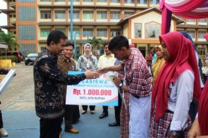 Masyarakat: Beasiswa SAH Membuat Anak Kami Lancar Bersekolah