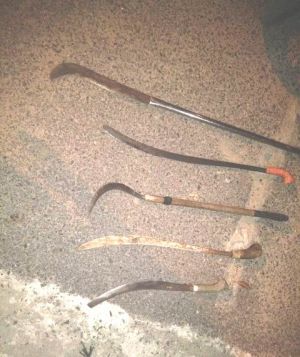 Polisi Amankan Tiga Pemuda Beserta Senjata Tajam Saat Kerusuhan di Tugu Pers