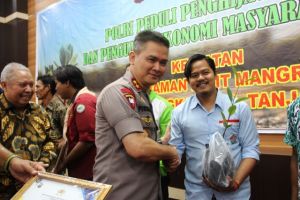 Kunker Perdana di Kualatungkal, Kapolda Jambi Tanam Pohon Mangrove