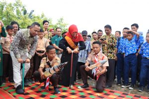 Roket Air Meluncur di Langit SMPN 12 Tanjabtim