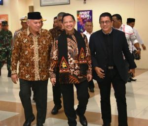 Tiba di Bandara Sultan Iskandar Muda, Mendagri Langsung Gelar Pertemuan Dengan Forkopimda