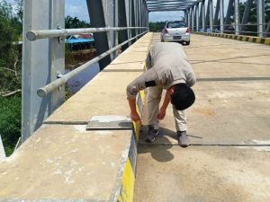 Mobil Nyangkut, Oprit Jembatan Sugeng Kembali Dikeluhkan Warga Tanjabbar