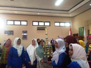 Bunda PAUD Provinsi Jambi Serahkan Piala Bergilir Dalam Kegiatan IGTK