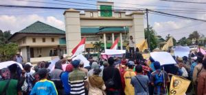 Aksi Unjuk Rasa Warga Minta 19 Petani Sungai Jerat Bahar Selatan Dibebaskan
