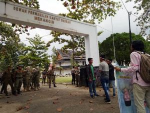 Demo di DPRD, Mahasiswa Tabir Sebut Pembangunan Hanya Milik Orang Beduit