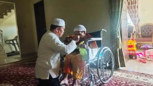 Bikin Haru, Bupati Merangin Al Haris Suapi Emaknya yang Sakit