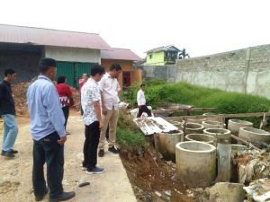 Turun ke Angso Duo, Rocky Candra Temukan Saluran Pembuangan Air Masuk ke Sungai