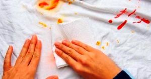 Sulit Hilangkan Noda Kosmetik di Pakaian? Simak Tips Ini