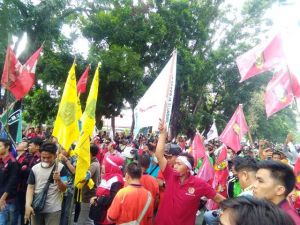 Ratusan Buruh dan Organisasi Mahasiswa Aksi di Depan Kantor Gubernur, Ini Tuntutannya