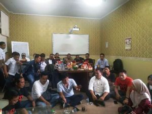 Sambil Lesehan di UIN Jambi, Adian Motivasi Mahasiswa Jangan Mudah Menyerah