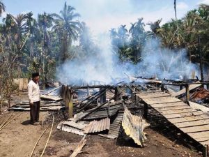 Si jago Merah Ngamuk di Sungai Landak, Rumah dan Motor jadi Korban