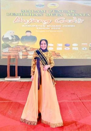 Yi yi dengan Gaun Batik By Sang Dewi Hadir di Malam Pemilihan Bujang Gadis Muaro Jambi