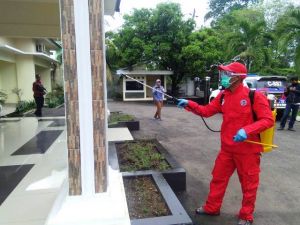 Cegah Corona, Rumah Dinas Fachrori Disemprot Disinfektan