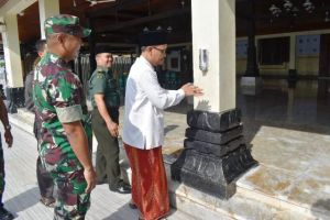 Cegah Corona, Dandim 0716/Demak Beri Bantuan Hand Sanitizer Di masjid Agung Demak