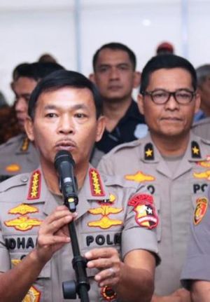 Kapolri Larang Warga Berkumpul Hingga Timbun Sembako