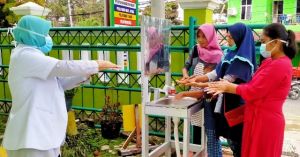 Bupati Apresiasi Puskesmas Bangko Bimbing Pasien Cuci Tangan