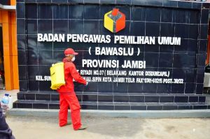 Cegah Penyebaran Virus Corona, Bawaslu Disemprot Disinfektan