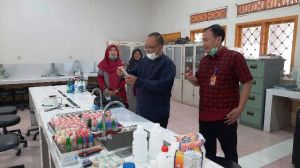 FKIK Unja Produksi Hand Sanitizer