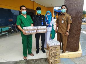 DPK PPNI Berbagi Tanda Kasih ke Perawat IGD dengan Berikan Susu dan Minuman Vitamin C