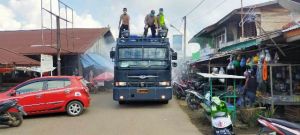 Cegah Penyebar Luasan Covid-19, Polres Muaro Jambi Semprot Disinfektan di Pasar