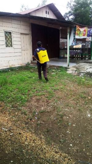 Cegah Corona, Warga RT 41 Simpang III Sipin ke rumah - Rumah Untuk Semprot Disinfektan