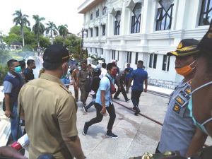 Fachrori ke WTC, Fasha Pimpin Penyemprotan Disinfektan di Kantor Gubernur