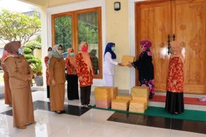 Rahima Sampaikan Bantuan Bahan Makanan Kepada Petugas Medis Penanganan Corona