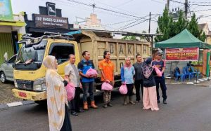 Majelis Taklim Masjid Baitul Insyiroh VGM Berbagi Paket Sembako