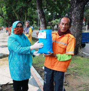 Di Tengah Corona, Rahima Fachrori Bagikan Bingkisan Kepada Masyarakat