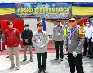 Fachrori Tinjau Dan Berikan APD Untuk Tim  Di Perbatasan