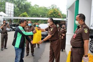 Iuran Antar Pegawai, Kejati Jambi Beri Ratusan Paket Bantuan ke Driver Ojol di Tengah Wabah Corona