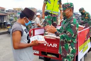 Kodim 0419/Tanjab Beri Sembako, Warga: Terima Kasih Pak Dandim, Ini Nyata Bukan Janji janji