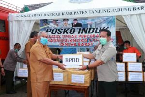 Safrial Serahkan Bantuan APD dari OPD ke Tim Gugus Covid-19
