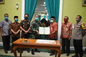 Dansatgas TMMD Serahkan Naskah Hasil Pelaksanaan TMMD Sengkuyung I Di Wilayah Kabupaten Demak