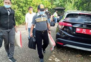 Bupati Merangin Datang Langsung Serahkan Bantuan ke Warga Pulau Baru Terdampak Corona