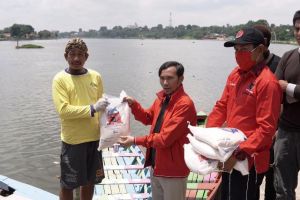 Edi Purwanto Bagi-bagi Beras ke Penambang Perahu di Danau Sipin, Warga: Terimakasih PDI Perjuangan