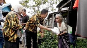 Sehari Jelang Puasa, Kakak Adik Ini Berikan 1,5 Ton Beras ke Nelayan di Kuala Jambi