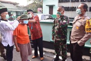 Dandim Demak Bersama Jajaran Forkopimda Bagikan Masker dan Takjil Kepada Masyarakat
