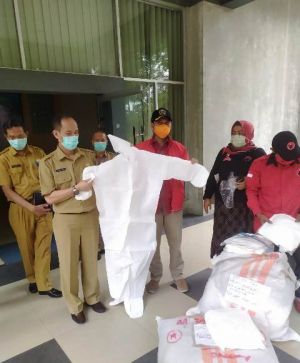 PDI Perjuangan Provinsi Jambi Bagikan 1000 Paket APD ke Tenaga Medis RSUD Raden Mattaher