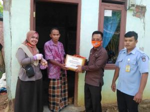 Peduli, KPU Sarolangun Bagi Masker dan Paket Sembako Kepada Masyarakat Terkena Dampak Covid-19