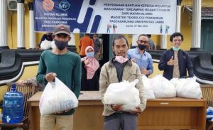 Alumni Magister TP UNJA Bagikan Paket Sembako ke Warga hingga Pemulung yang Terdampak Covid-19