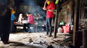 Prihatin.. IW Dapati Seorang Nenek Tinggal Digubuk Sendirian hanya Makan Nasi dan Garam