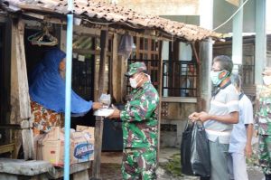 Peringati May Day 2020, Kodim 0716/Demak Bagikan Makanan Siap Saji Kepada Warga Terdampak Covid 19