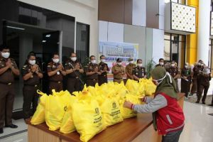 Peduli Covid-19, Kejati Jambi Bagikan 2200 Paket Sembako di 8 Kecamatan dalam Kota Jambi