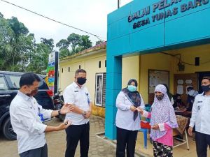 Dra Luthpiah Serahkan Bantuan BLT dari DD Warga Tunas Baru Sekernan Muaro Jambi
